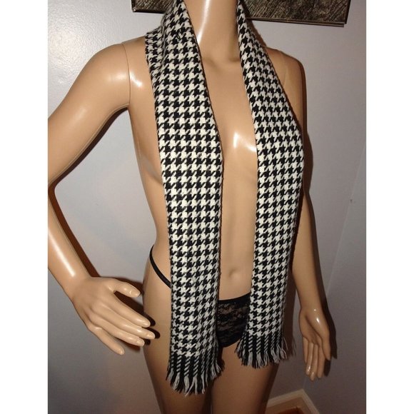 Vintage Black and White Houndstooth Scarf - Picture 3 of 9